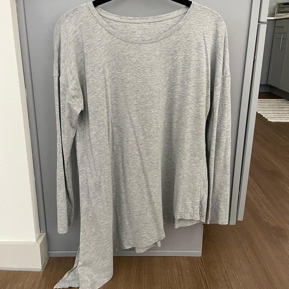 🍋 Gently used lululemon!! 🍋 Asymmetrical long sleeve tie shirt sz:4 light grey